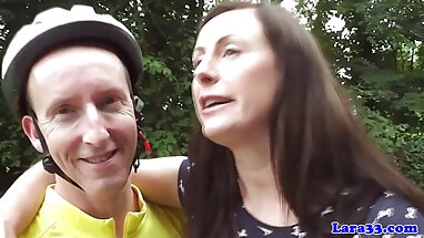 İçeri ve dışarı kayarken o siyah porno şişman türk horoz seviyor
